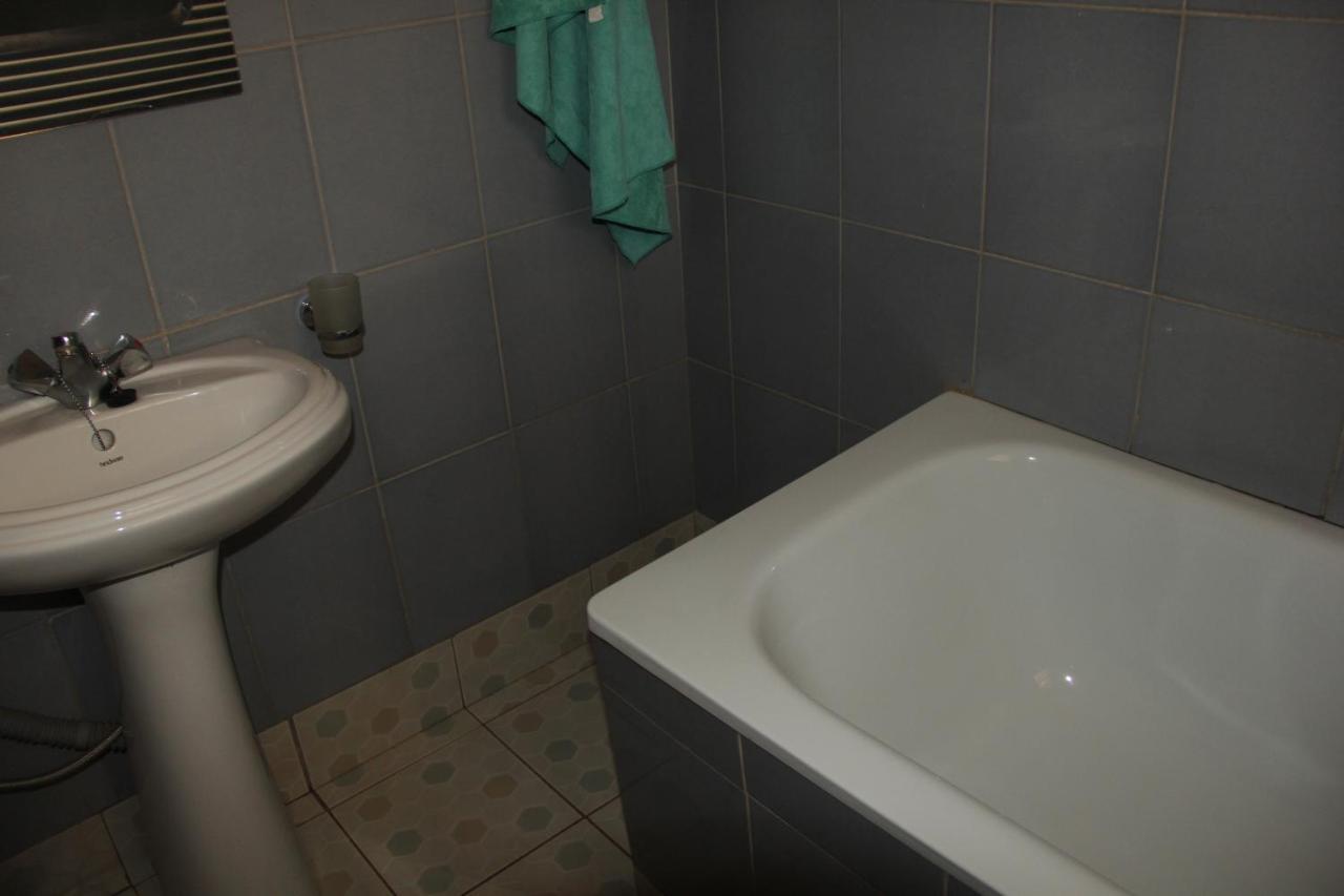 Motel Tuku Masindi エクステリア 写真